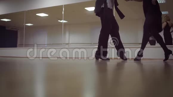 在舞蹈室跳舞的男女腿视频的预览图