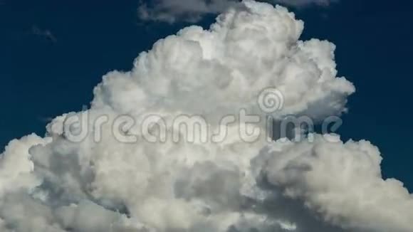 4白色的蓬松的起泡的积雨云和蓝天的时间推移视频的预览图