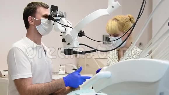 显微镜牙科检查视频的预览图