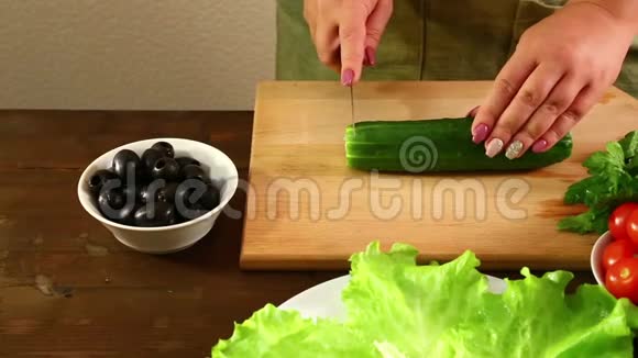 雌性手切黄瓜做蔬菜沙拉视频的预览图