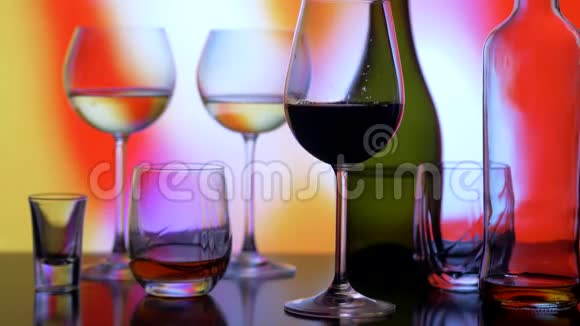 玻璃瓶子和酒精在发光背景上的图像视频的预览图
