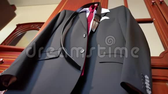 商务套装挂在架子上这件夹克挂在晨间的衣架上商人去做生意视频的预览图