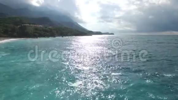 蔚蓝的海滩岩石山和清澈的水录像空中飞行视频的预览图