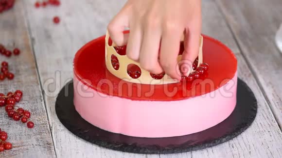 慕斯蛋糕白色背景上有红色的醋栗视频的预览图