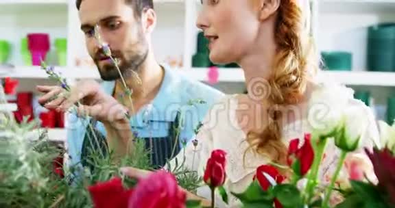 花商在花店里检查花视频的预览图