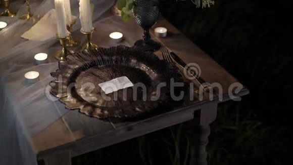 桌上摆满鲜花和户外蜡烛视频的预览图