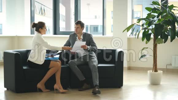 女商人坐在椅子上讨论商业想法视频的预览图