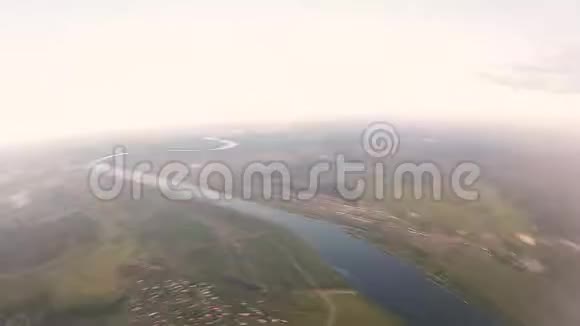 跳伞者带着缠结的降落伞在天空中坠落身高极端的情况视频的预览图