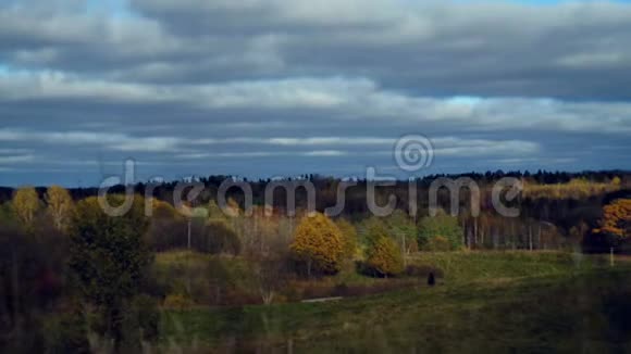 秋天的乡村风光带云视频的预览图