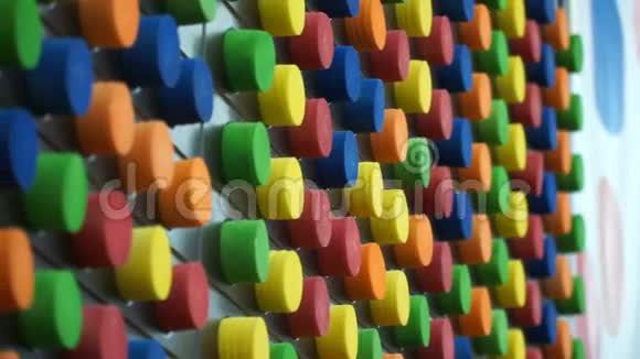 多色拼图儿童建构墙视频的预览图