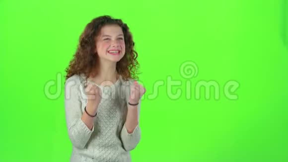 小女孩为胜利而高兴绿色屏幕视频的预览图