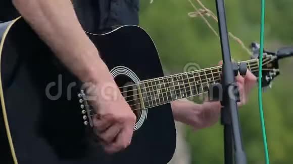曼斯在音乐会上弹吉他特写视频的预览图