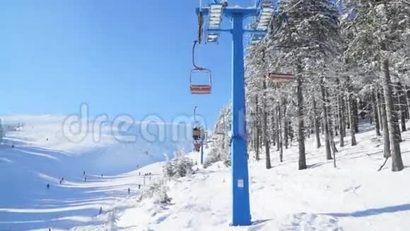滑雪升降机及滑雪斜坡及滑雪者及滑雪板录像视频的预览图