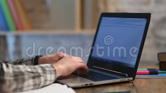 男性手在现代笔记本电脑键盘上打字视频的预览图