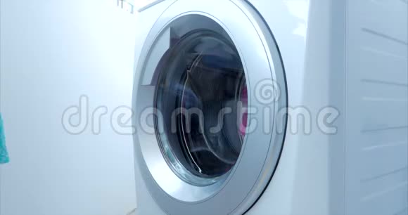 可爱的孩子看着洗衣机里面气缸旋压机工业概念洗衣机视频的预览图