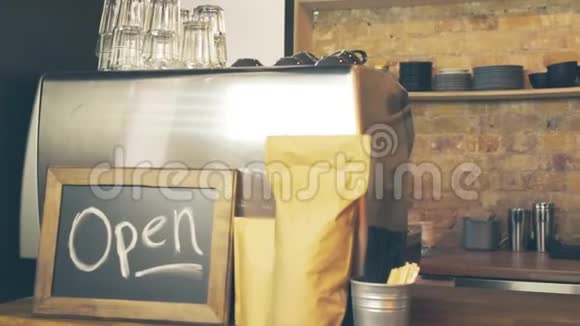咖啡屋的主人擦木桌视频的预览图