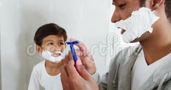 父子一起刮胡子视频的预览图