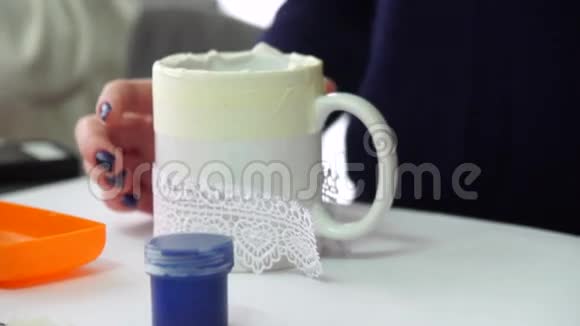 陶瓷杯装饰工艺手工制作慢动作视频的预览图