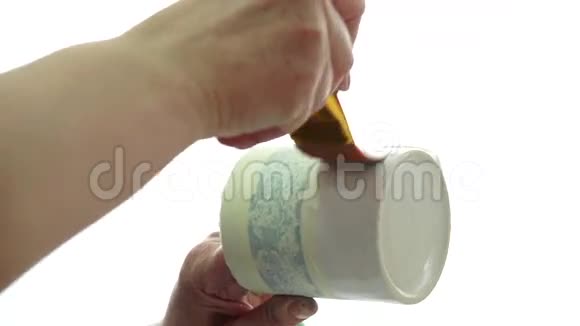 用刷子和油漆涂上白色杯子手工制作手工艺品视频的预览图