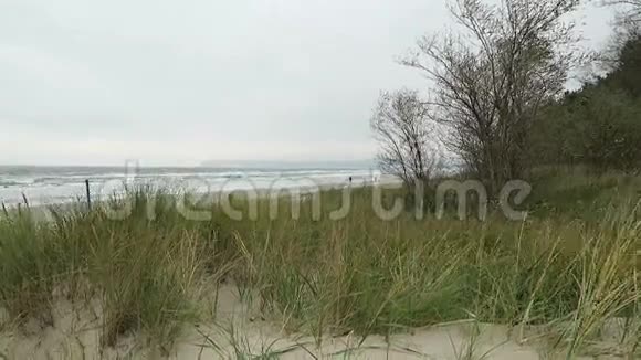 德国普罗拉卢根岛海滩景观秋天暴风雨天气视频的预览图