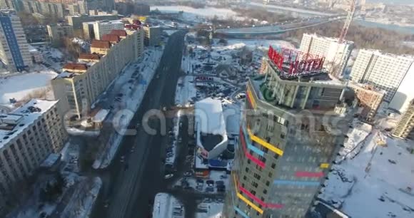 无人机在雪地里飞过城市上空视频的预览图