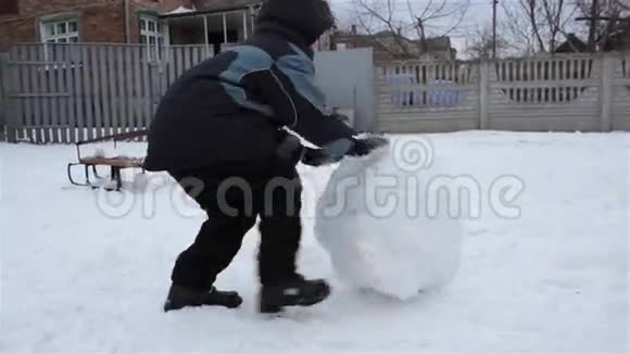 滚雪球雪人视频的预览图
