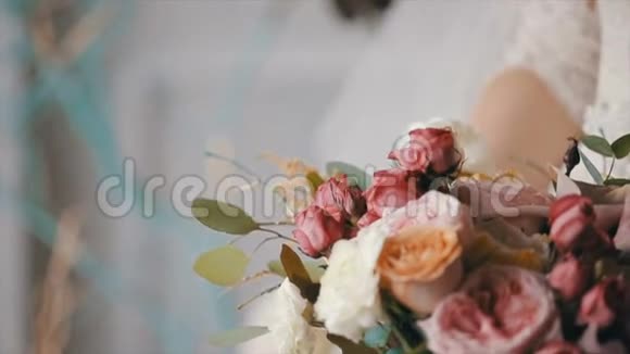 新娘捧着美丽的婚礼花束婚礼当天的新娘花束美丽的花束视频的预览图