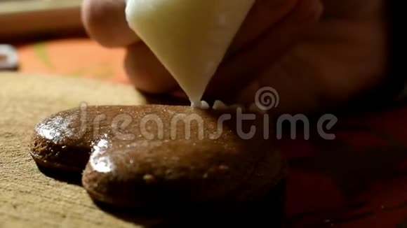用麻袋糖霜装饰传统圣诞蜂蜜蛋糕视频的预览图