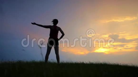 运动员在日落时参与运动一个女孩的剪影视频的预览图