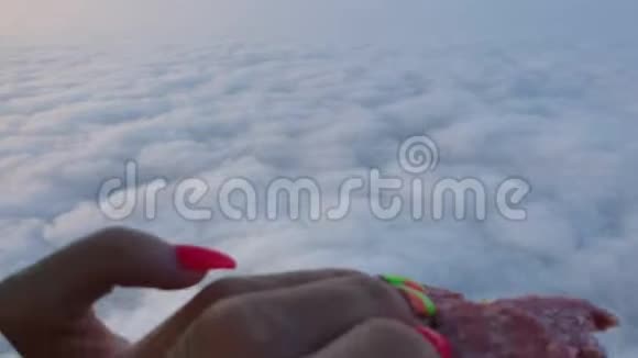 女人在飞行中吃三明治喝茶和咖啡在热气球上冒险飞翔在清晨的蓝天之上视频的预览图