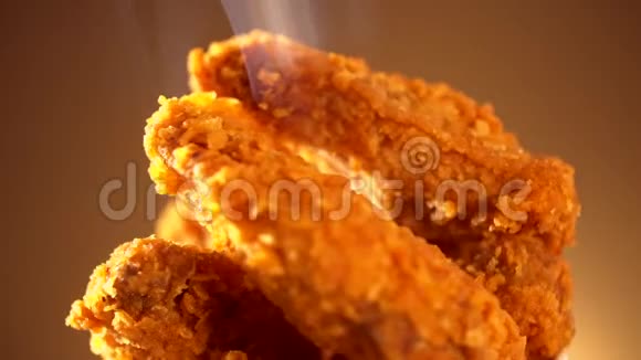 旋转桶充满脆炸鸡与烟在棕色背景视频的预览图