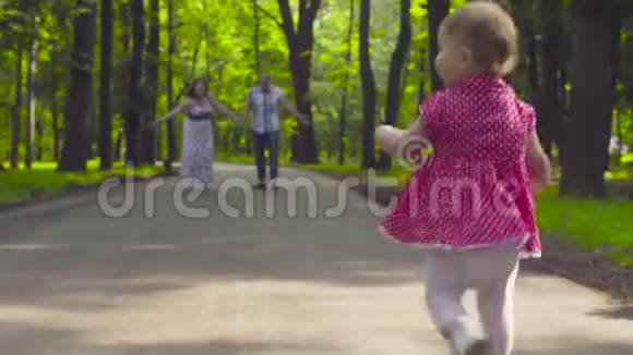 小女孩跑到她父母身边视频的预览图