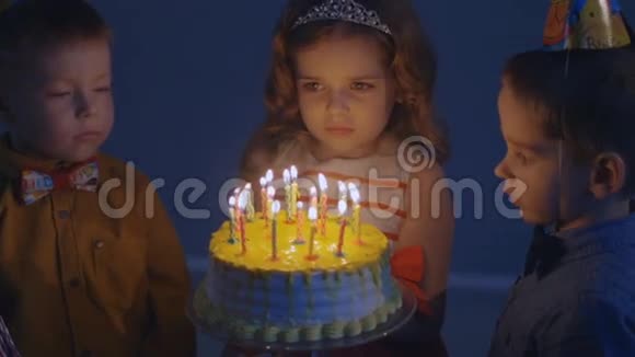 小女孩在派对上吹灭生日蛋糕上的蜡烛慢动作顺序视频的预览图