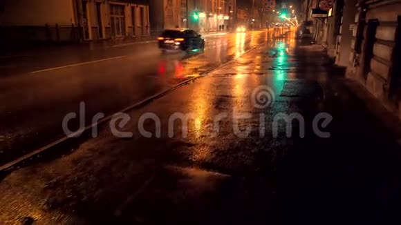 雨夜红绿灯城市里的雨夜交通灯的反射视频的预览图