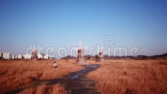 韩国首尔仁川的木风车秋景视频的预览图