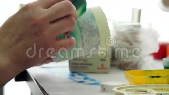 专业设计师的手在陶瓷杯上做图案视频的预览图