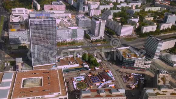 从柏林电视塔Fernsehturm鸟瞰欧洲城市建筑视频的预览图