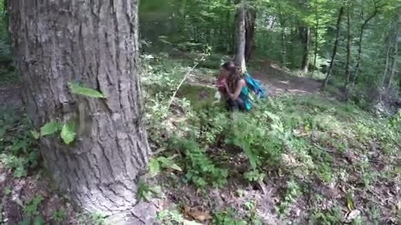 母女俩在森林里散步玩耍全高清1920x1080慢动作视频的预览图