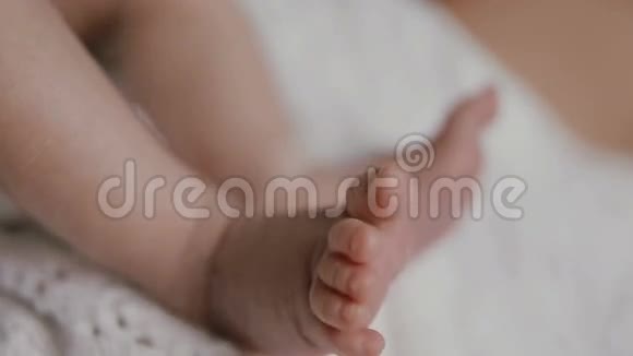 新生婴儿扭动双脚视频的预览图