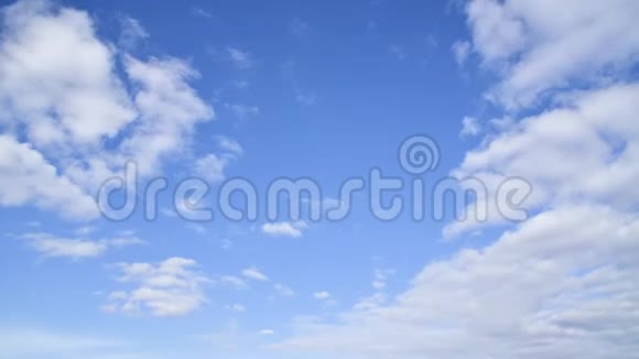 云在蓝天上移动时间流逝视频的预览图