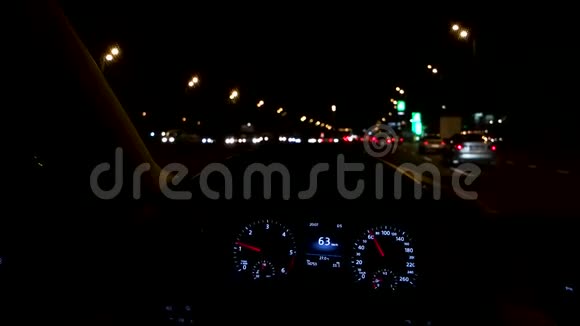 人在夜城开车视频的预览图