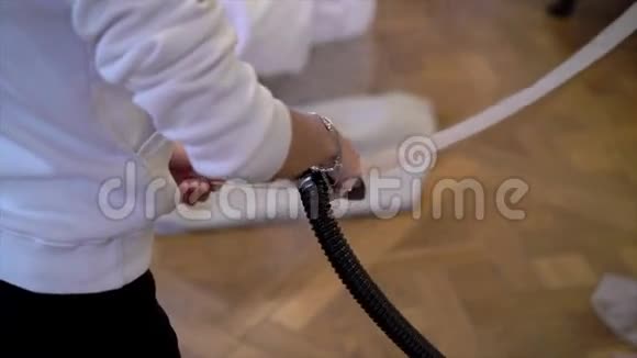 女人用蒸笼蒸着的缎带视频的预览图