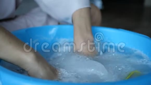 女人在盆里洗衣服视频的预览图