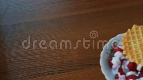 女人手里拿着红草莓的白碗视频的预览图