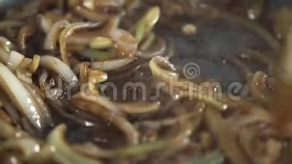 厨师用热煎锅炒洋葱蔬菜煮熟与蔬菜一起食用视频的预览图