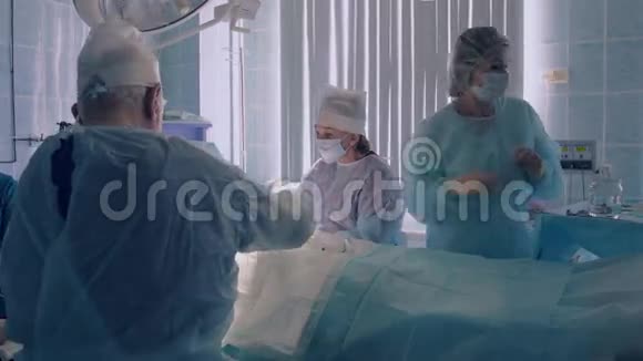 一组外科医生开始手术视频的预览图
