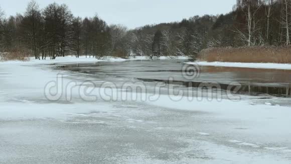 冬天的河边平滑滑杆视频的预览图