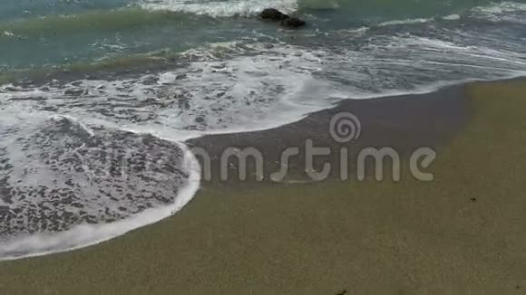 海浪在沙滩上视频的预览图