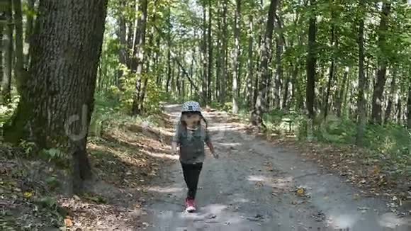 小女孩在森林里向前跑视频的预览图