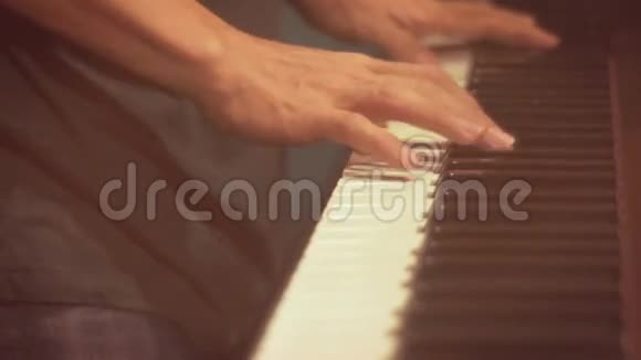 人演奏音乐键盘音乐家弹钢琴视频的预览图